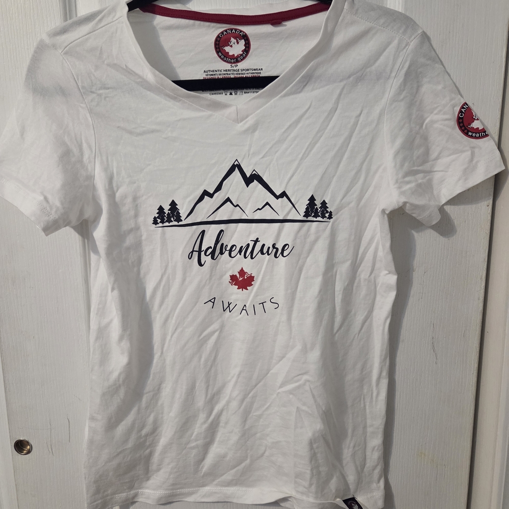 White Size Small Ladies 'Adventure Awaits' Canada T-Shirt NEW